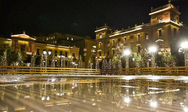 Χριστούγεννα στην Αθήνα: Παραμυθένιες εικόνες από το παγοδρόμιο στην πλατεία Κοτζιά