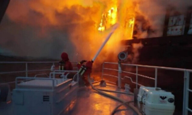 Σουηδία: Πλοίο καίγεται επί 5 μέρες στη θάλασσα–Μεταφέρει ξύλα (vid)