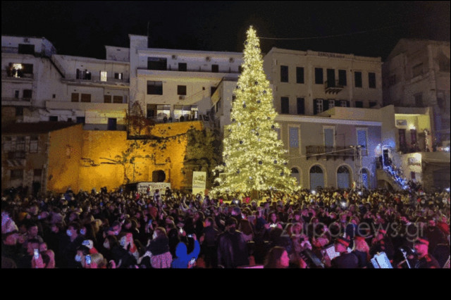 Χανιά : Φωτοδοτήθηκε το Χριστουγεννιάτικο δέντρο της πόλης