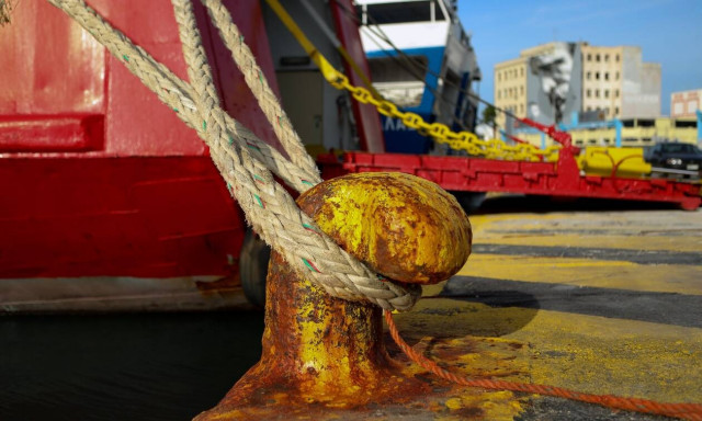 Απεργία ΠΝΟ σήμερα και αύριο: Δεμένα τα πλοία στα λιμάνια