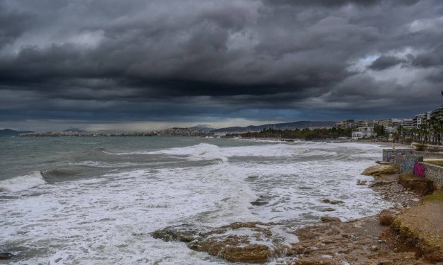 Κακοκαιρία: Μαύρισε ο ουρανός της Αττικής – Έκτακτη σύσκεψη για τη δυτική Ελλάδα