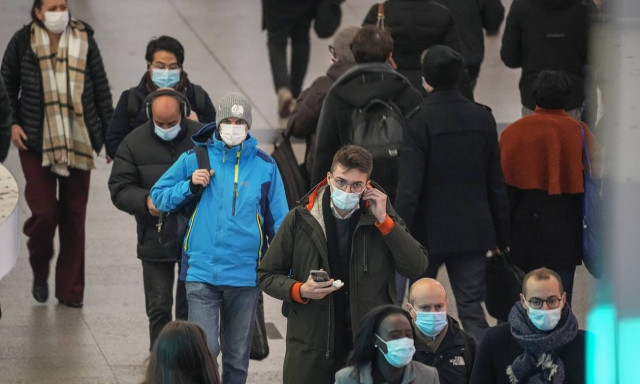 CDC: Οι περισσότεροι από τους 43 ασθενείς που έχουν εντοπιστεί με την Όμικρον ήταν εμβολιασμένοι