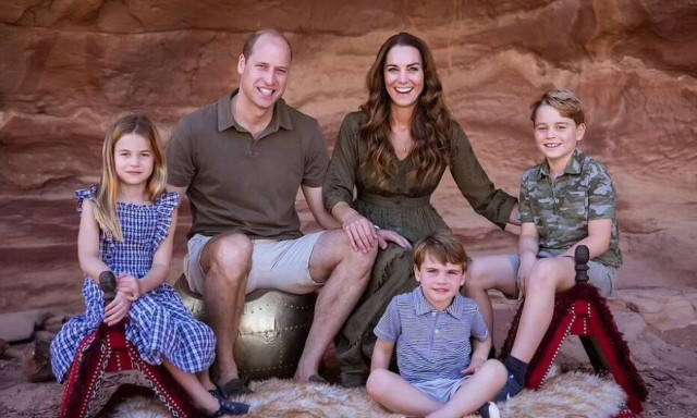 Πρίγκιπας Γουίλιαμ, Κέιτ, Τζορτζ, Σάρλοτ και Λιούις, με κοντομάνικα στη φωτογραφία των Χριστουγέννων