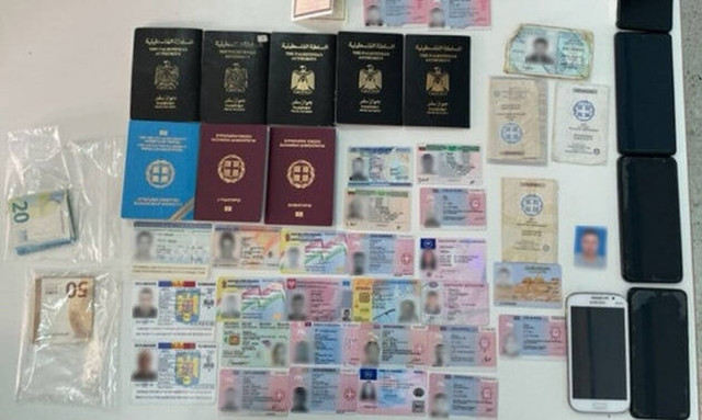 Κύκλωμα διακίνησης ναρκωτικών, μεταναστών και πλαστών μοριακών τεστ με «βιτρίνα» ταξιδιωτικό γραφείο