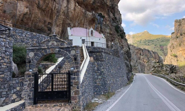 Το επιβλητικό εκκλησάκι της Αγίας Κυριακής μέσα στο φαράγγι! (vid)