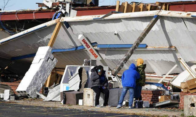 Στο έλεος των ανεμοστρόβιλων οι ΗΠΑ: Φόβοι για πάνω από 70 νεκρούς (pics+vids)