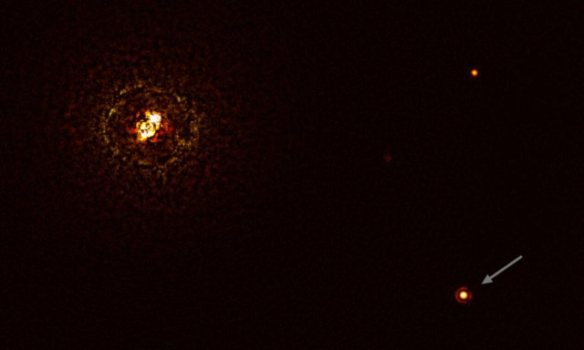 Ο «χορός των γιγάντων»: Ανακαλύφθηκε τεράστιος εξωπλανήτης γύρω από το μεγαλύτερο αστρικό «δίδυμο»