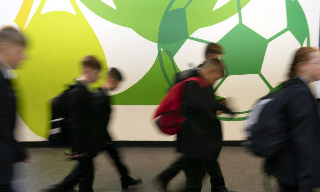 Βρετανία: Δύο μαθητές από το ίδιο σχολείο κατέληξαν από κορονοϊό με διαφορά λίγων ημερών