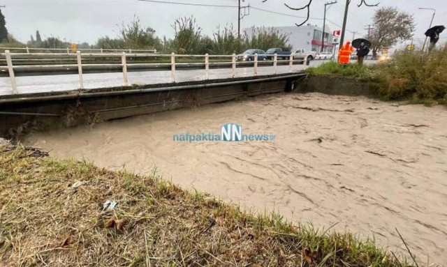 Ναύπακτος: Εκκενώνεται η περιοχή γύρω από τον χείμαρρο Βαρειάς
