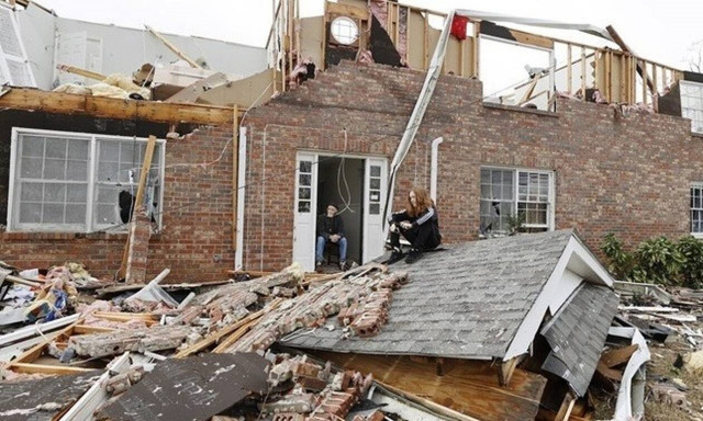 ΗΠΑ - Κακοκαιρία: 50 άνθρωποι είναι «πιθανόν» να έχουν χάσει τη ζωή τους από τους ανεμοστρόβιλους