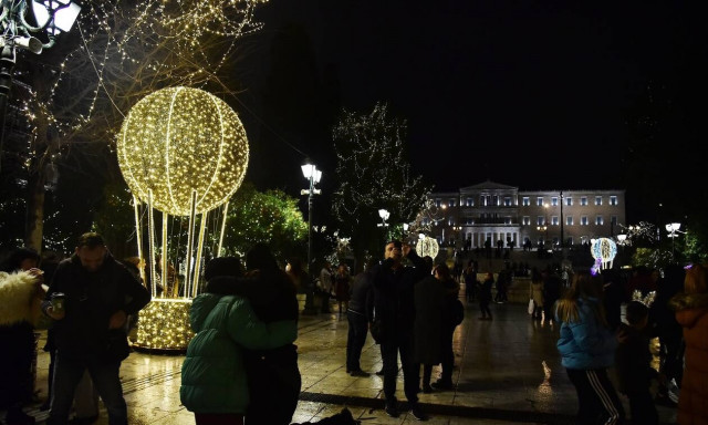 κορονοιος χριστουγεννα πρωτοχρονια