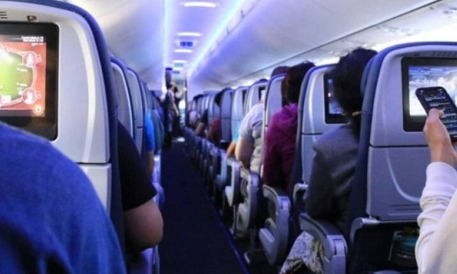 Τι πρέπει να κάνετε αμέσως μόλις σας πέσει το κινητό στο αεροπλάνο