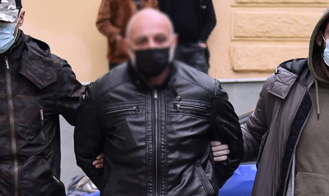 Δολοφονία στη Γλυφάδα: Στον ανακριτή ο 51χρονος που σκότωσε τον σύντροφο της μητέρας του