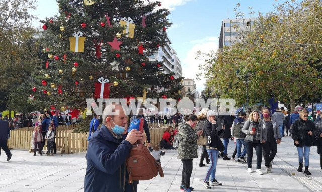 Ανοιχτά καταστήματα: Το αδιαχώρητο στην Ερμού - Ήλιος και ψώνια (pics)
