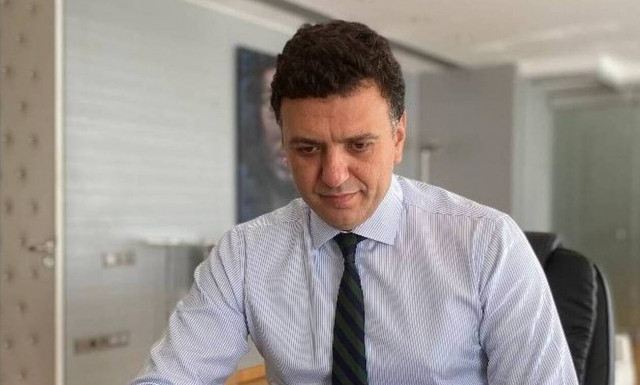 Βασίλης Κικίλιας: Η τρυφερή φωτογραφία με τον γιο του στο χριστουγεννιάτικο δέντρο