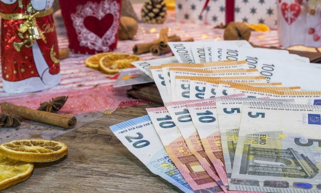 Δώρο Χριστουγέννων: Έφτασε η ώρα της καταβολής - Δικαιούχοι 2 εκατομμύρια εργαζόμενοι