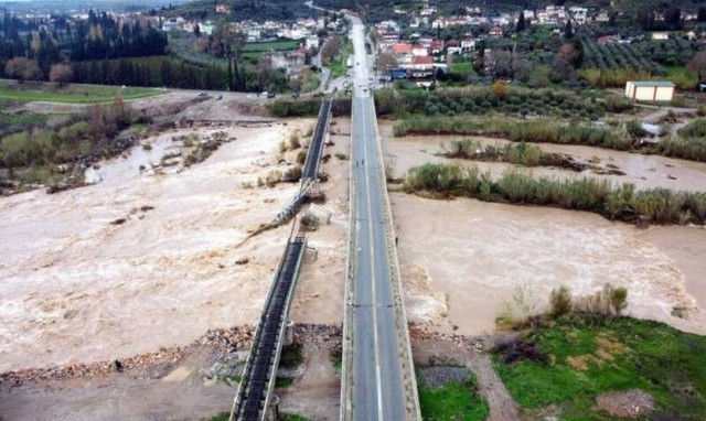 Αιτωλοακαρνανία: Εικόνες καταστροφής - Κατέρρευσε γέφυρα στο Ευηνοχώρι
