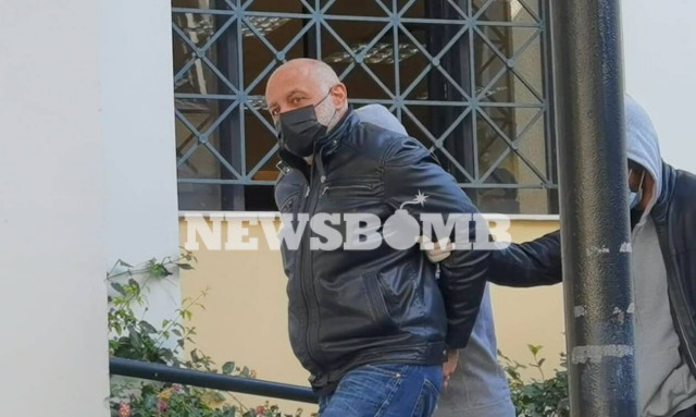 Γλυφάδα: Στον ανακριτή ο 51χρονος για τη δολοφονία του συντρόφου της μητέρας του