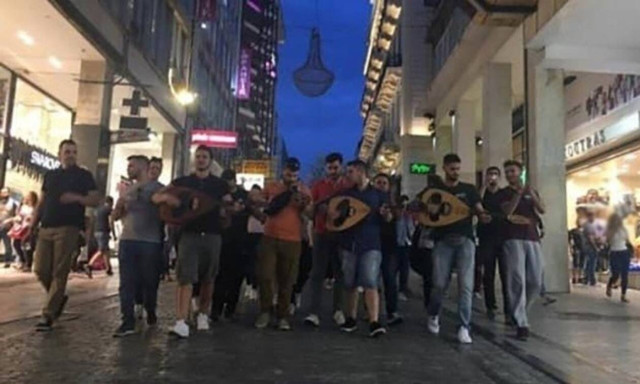 Φοιτητές «έστησαν» Κρητικό γλέντι στο Σύνταγμα (vid)