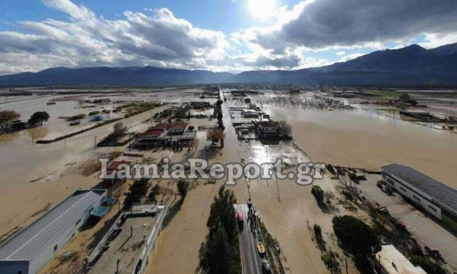 Λαμία: Συγκλονιστικές εικόνες δημιούργησε η κακοκαιρία - Σε «λίμνη» μετατράπηκε ο Σπερχειός