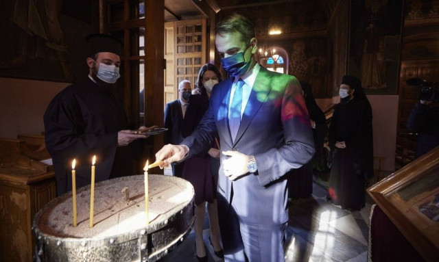 Ο Κυριάκος Μητσοτάκης στην Ιερά Σύνοδο: Το μετάλλιο, το κερί και το μήνυμα στους ιεράρχες