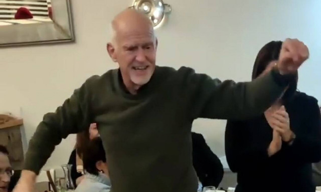 Εκλογές ΚΙΝΑΛ: «Συννεφιασμένη Κυριακή» - Ο Γιώργος Παπανδρέου γιόρτασε την ήττα του με ζεϊμπέκικο