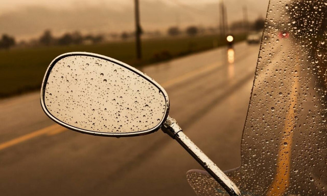 Οδήγηση μοτοσικλέτας υπό βροχή: Τα 5 tips που πρέπει να γνωρίζουμε (video)