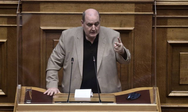 Φίλης για συνεδρίαση Ιεράς Συνόδου: Ο φιλελευθερισμός του κ. Μητσοτάκη του «τρέχει από τα ράσα»