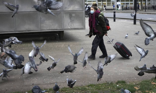 Γαλλία: Εξετάζει αυστηρότερα μέτρα για τους ταξιδιώτες απο Βρετανία λόγω της μετάλλαξης «Όμικρον»