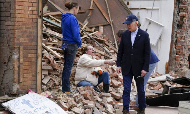 ΗΠΑ: Στο Κεντάκι ο Μπάιντεν - Είδε από κοντά την καταστροφή που άφησαν οι ανεμοστρόβιλοι (video)