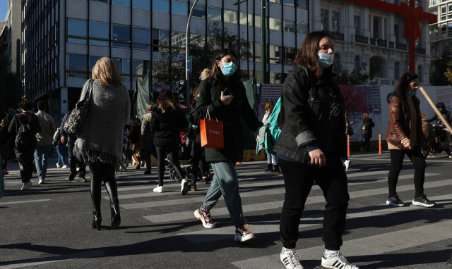 Κορονοϊός: Ανησυχία για Χριστούγεννα και Όμικρον – Τι εξετάζεται αν επιδεινωθεί η κατάσταση