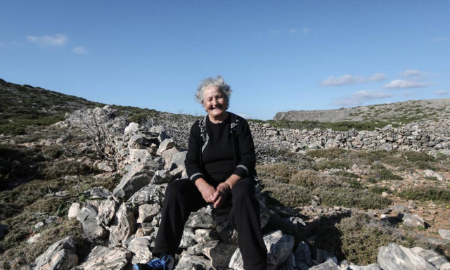 Εμβολιάστηκε κατά του κορονοϊού η μοναδική κάτοικος της Κινάρου, η κυρά Ρηνιώ