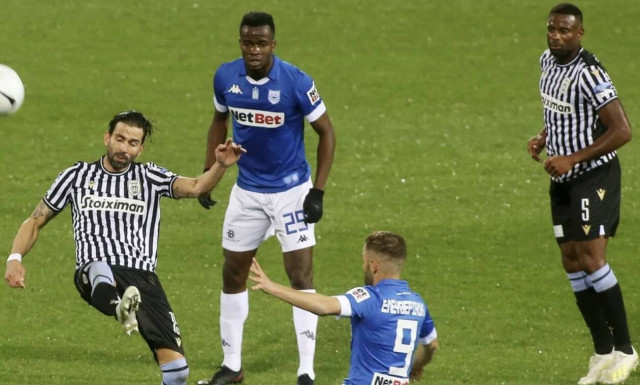 Super League: Εκτός έδρας αναμετρήσεις για Ολυμπιακό και ΠΑΟΚ