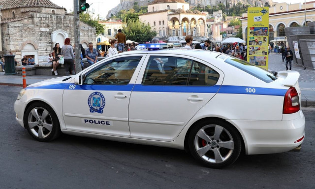 Περιστέρι: Χειροπέδες από την ΕΛ.ΑΣ. σε άνδρα που εισέβαλε με όπλο σε σούπερ μάρκετ