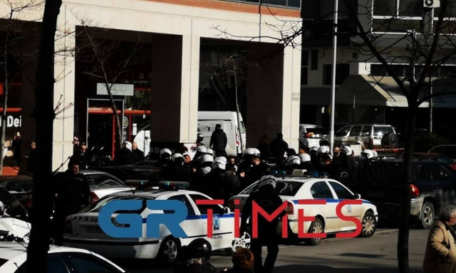 Θεσσαλονίκη: Άγρια επεισόδια έξω από τα δικαστήρια – Ρομά τα έκαναν «γυαλιά-καρφιά»