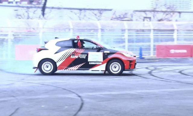 Δείτε τον πρόεδρο της Toyota να ντριφτάρει με ένα GR Yaris