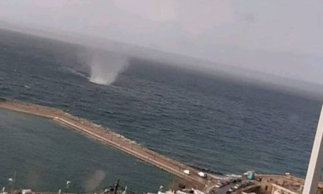 Κακοκαιρία: Υδροστρόβιλος στη θαλάσσια περιοχή κοντά στο Λιμάνι Πλωμαρίου