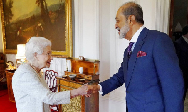 Βρετανία: Η Ελισάβετ υποδέχθηκε αυτοπροσώπως τον σουλτάνο του Ομάν