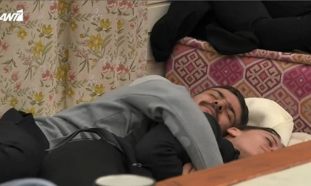 Η Φάρμα: Κουτσαβάκης και Χριστίνα κοιμούνται αγκαλιά (vid)