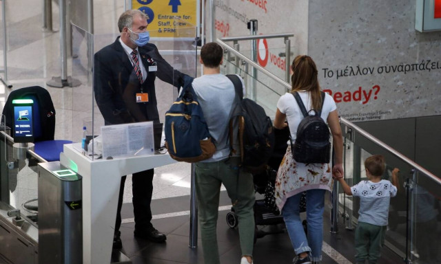 Αλλαγή στα νέα μέτρα για τους ταξιδιώτες που έρχονται Ελλάδα από το εξωτερικό