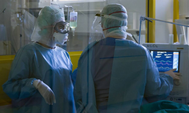 «Γροθιά στο στομάχι» η μαρτυρία γυναίκας με κορονοϊό: «Δεν με αναγνώρισε το παιδί μου» (vid)