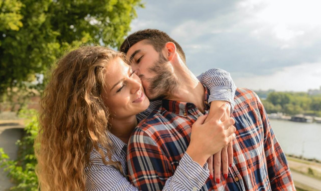 Πώς θα καταλάβεις αν ενδιαφέρεται ερωτικά για σένα