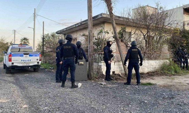 Άφαντοι οι πιστολέρο του Ζεφυρίου  - Οκτώ συλλήψεις για ναρκωτικά μετά τις έρευνες