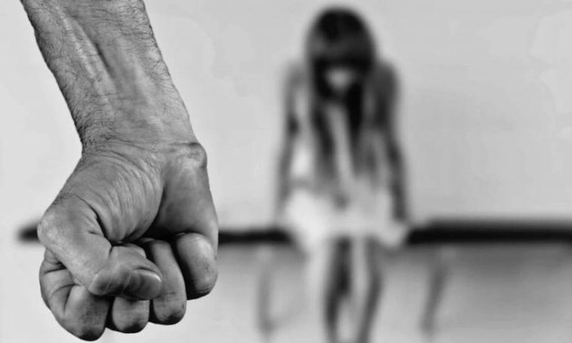 Κρήτη: Ξυλοκόπησε τη σύζυγό του γιατί δεν του έφταξε το φαγητό που ήθελε