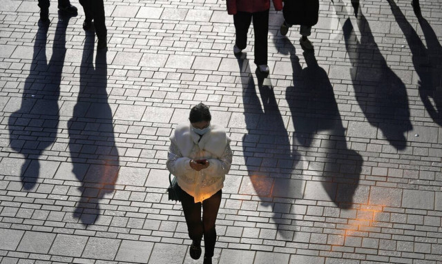 Μετάλλαξη Όμικρον: Πώς αλλάζει τα δεδομένα της πανδημίας του κορονοϊού - Τι προβλέπεται για το 2022