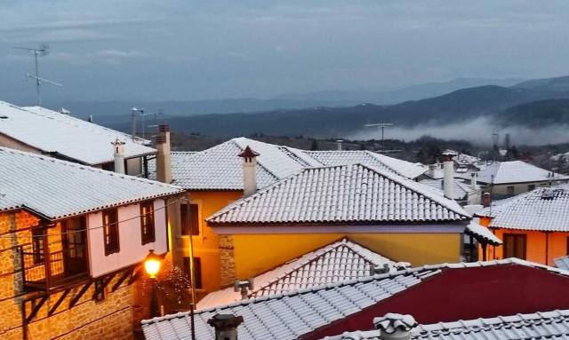 Κακοκαιρία «Κάρμελ»: Μαγικό τοπίο στη Χαλκιδική – «Ξύπνησε» στα λευκά η Αρναία