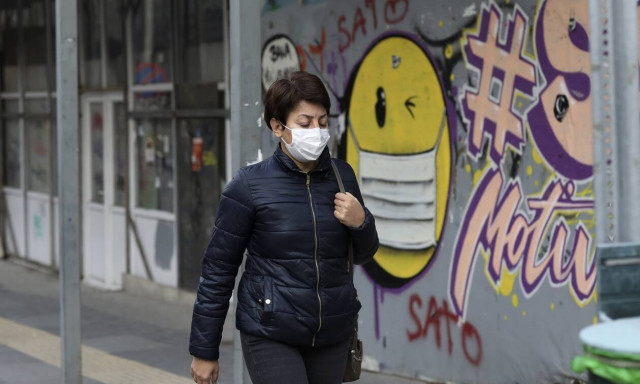 Η μετάλλαξη «Ομικρον» οδηγεί σε αναθεώρηση των προβλέψεων για το 2022