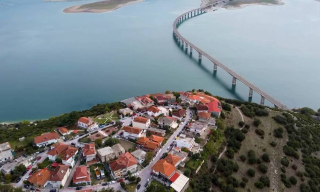 Η Νεράιδα με την υπέροχη θέα στη γέφυρα Σερβίων και τη λίμνη Πολυφύτου