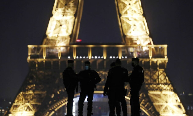 Γαλλία: Η «Όμικρον» ακύρωσε τις εορταστικές εκδηλώσεις για την Πρωτοχρονιά στην «Πόλη του Φωτός»