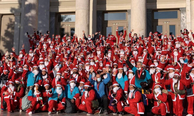 Με Αγιοβασίληδες «πλημμύρισαν» οι δρόμοι του Πειραιά στο 2ο «SANT RUN PIRAEUS 2021» (pics)